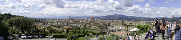 Вид на крышу прекрасного города Флоренции весной — стоковое фото