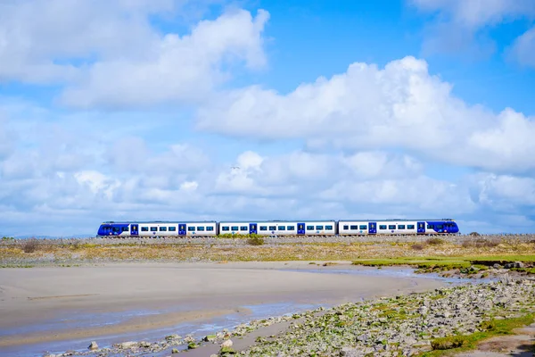 Arnside, Cumbria 'daki Kent nehri boyunca demiryolu viyadük hattı.