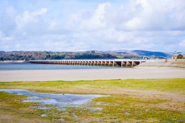Arnside, Cumbria 'daki Kent nehri boyunca demiryolu viyadük hattı.