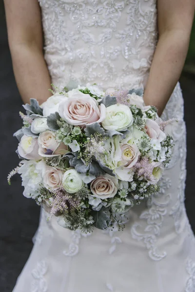 Noiva Segurando Buquê Casamento Com Flores Suculentas Close — Fotografia de Stock