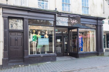 Kendal Cumbria UK 6 Nisan 2020 High Street 'teki Sekizinci Aşama giyim mağazasının önü