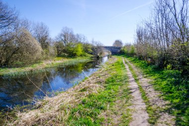 Lancster Kanalı 'nın manzarası ılık sabah güneşiyle yıkandı Cumbria İngiltere' de akıyor.