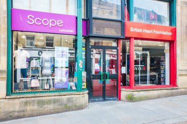 BİRLİK KINGDOM, LANCASTER - 9 HAZİRAN 2020 Scope ve BHF mağazalarının önü Covid 19 virüsünün tecridi sırasında