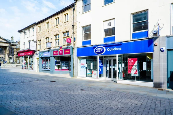 UNITED KINGDOM, LANCASTER - 9 Nisan 2020 Covid 19 virüsünün tecridi sırasında Boots Optician mağazasının önü