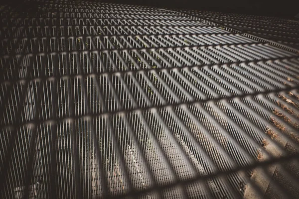 英国快乐山公园室外空间四周的钢栅栏 — 图库照片