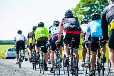 Bir grup bisikletçi kırsalda gezintiye çıktı.