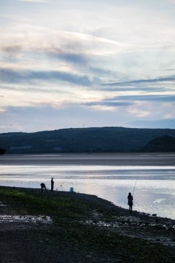 Arnside, Cumbria yakınlarındaki Kent Nehri üzerinde gün batımı,
