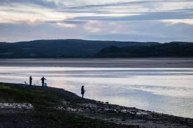 Arnside, Cumbria yakınlarındaki Kent Nehri üzerinde gün batımı,