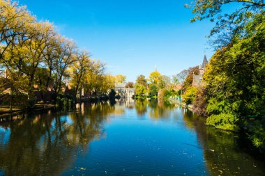 Belçika Bruges Minnewater Parkı ve Bruges, Belçika 'da yürüyor