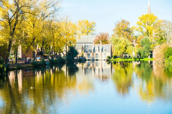 比利时布鲁日Minnewater公园和步行在比利时布鲁日 — 图库照片