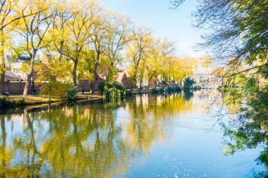 Belçika Bruges Minnewater Parkı ve Bruges, Belçika 'da yürüyor