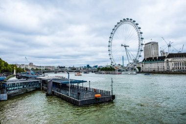 Londra Gözü 'nün 18 Ağustos 2010' da Londra, İngiltere 'de görülmesi. Londra 'nın başkenti Thames nehri üzerinde ünlü bir turizm merkezi..