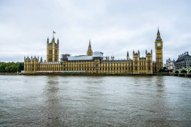 İngiltere Londra 27 Eylül 2016. Nehrin karşısındaki Parliment Evlerinin bir resmi.