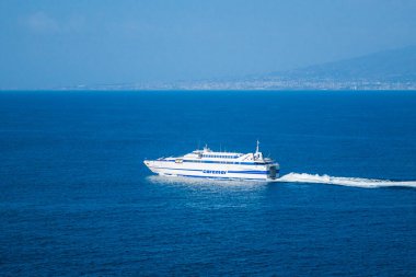 Sorrento İtalya 24 Şubat 2016 Büyük hızlı feribot Isola di Capri Sorrento 'dan ayrılıyor