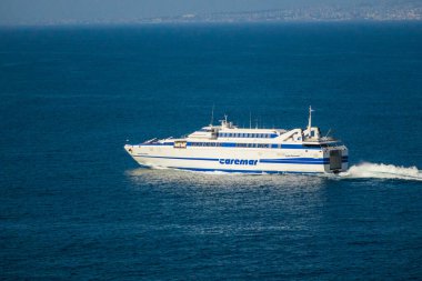 Sorrento İtalya 24 Şubat 2016 Büyük hızlı feribot Isola di Capri Sorrento 'dan ayrılıyor
