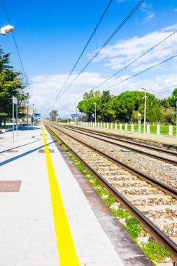 Boş Demiryolu Sataion ve Paestum 'daki Sataion' a kablo döşeme