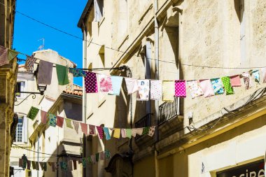 Montpellier, Fransa 4 Ağustos 2016 Montpellier eski şehir sokakları ve tomurcukları