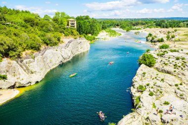 Gardon, Languedoc-Roussillon nehri üzerindeki Pont du Gard 'dan manzara, Fransa' nın güneyi, Avrupa