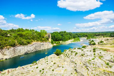 Gardon, Languedoc-Roussillon nehri üzerindeki Pont du Gard 'dan manzara, Fransa' nın güneyi, Avrupa