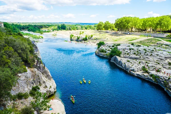 Gardon, Languedoc-Roussillon nehri üzerindeki Pont du Gard 'dan manzara, Fransa' nın güneyi, Avrupa
