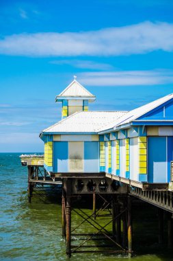 Blackpool Kuzey İskelesi manzarası, güneşli bir günde deniz kenarında popüler bir turizm merkezi.