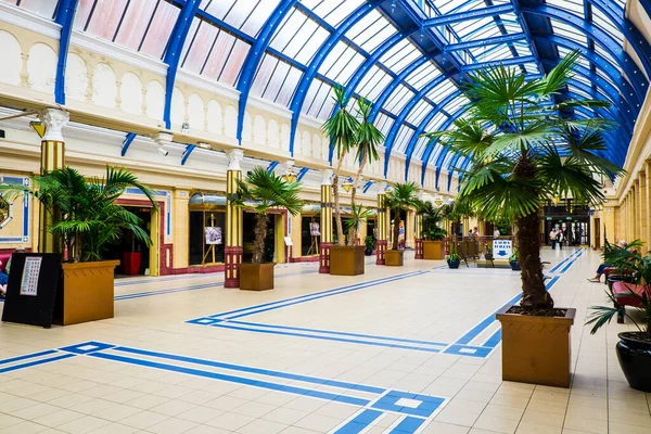 Meşhur Blackpool Kış Bahçeleri 'nin güzel kemerli iç kısımları