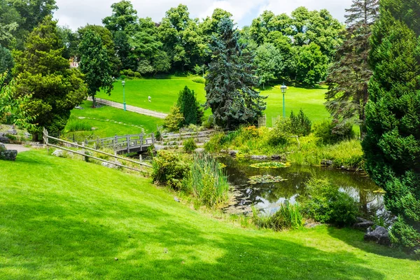 普雷斯顿Avenham和Miller公园日本花园的池塘和草坪上看手风琴 — 图库照片