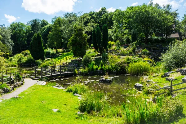 普雷斯顿Avenham和Miller公园日本花园的池塘和草坪上看手风琴 — 图库照片
