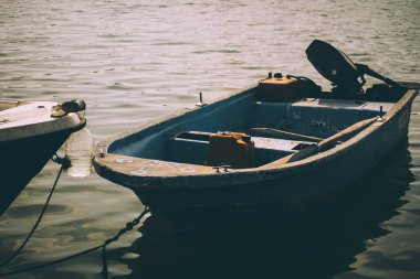 mavi bir motorlu tekne balık kıyıya bağlı