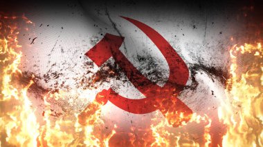 Çekiç ve Sickle savaş bayrağı alevler içinde sallanıyor. Çekiç ve Sickle 'ın kirli savaş bayrağı rüzgarda dalgalanan cehennem ateşinde.