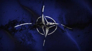 Nato grunge bayrak sallama döngüsü. Kuzey Atlantik Antlaşması Organizasyonu rüzgarda dalgalanan kirli bayrak.