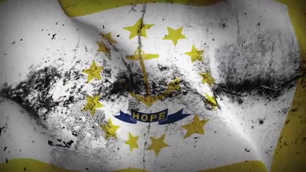 ロードアイランド私たちステートグランジフラグループ手を振る アメリカ ロードアイランド州風に吹かれ汚れた旗 — ストック動画