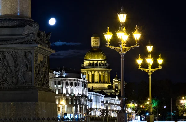 Lua sobre a Catedral de São Isaac. Vista da Praça do Palácio — Fotografia de Stock