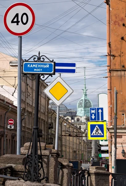 Saint-Petersburg Gorokhovaya cadde boyunca görüntülemek — Stok fotoğraf