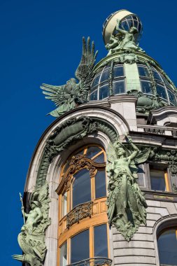 Saint-Petersburg evde şarkıcı kubbe üzerinde heykeller