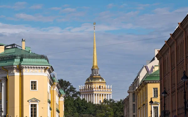 Edificio Spire of Admiralty en San Petersburgo — Foto de Stock