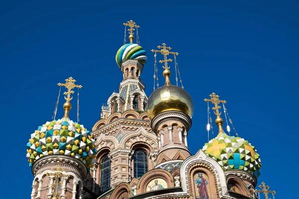 Kupoler av kyrkan av Frälsaren på blod i St Petersburg — Stockfoto