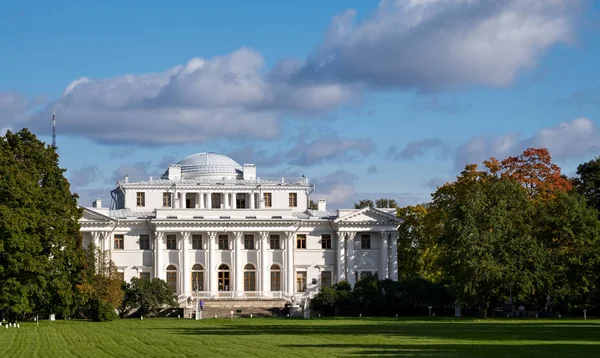 Yelagina island palace w Sankt-Petersburgu — Zdjęcie stockowe