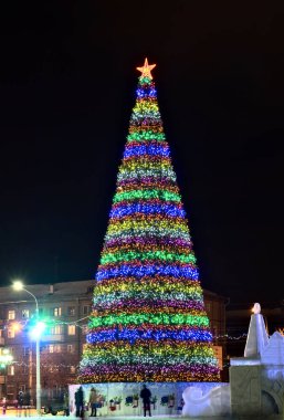 Gece aydınlatma ile Noel ağacı