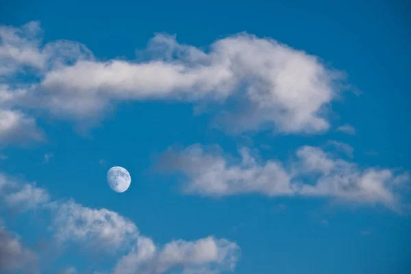 Bright månen bland molnen — Stockfoto