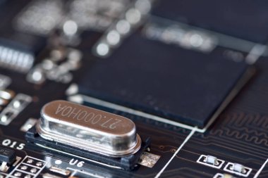 Elektronik osilatör devre anakart üzerinde