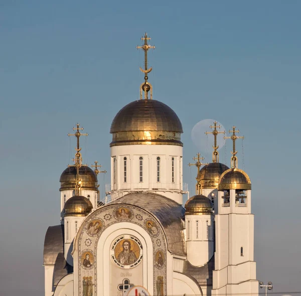 Orthodox cathedral and full moon — Stock Photo, Image