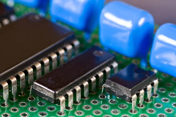 Circuitos integrados na placa de circuito impresso — Fotografia de Stock