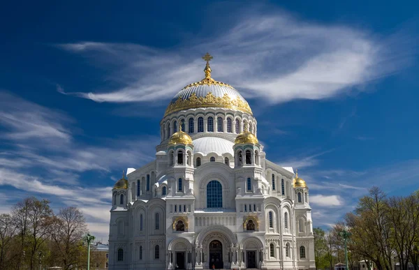 Naval Cathedral of Saint Nicholas in Kronstadt and whale-like cl — Stock Photo, Image