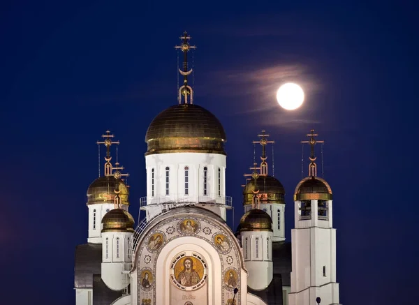 Orthodoxe Kathedrale in Magnitogorsk mit goldenen Kuppeln und Vollmond — Stockfoto