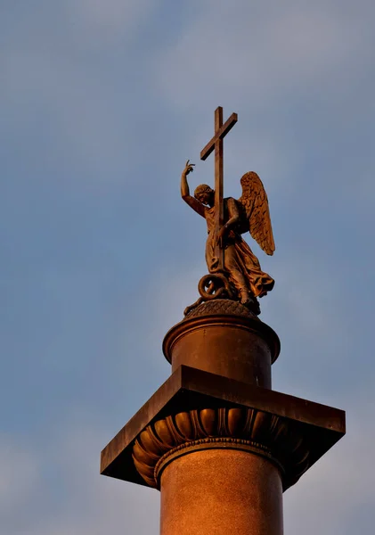 Escultura Angel no topo da coluna Alexander em Saint-Petersbu — Fotografia de Stock