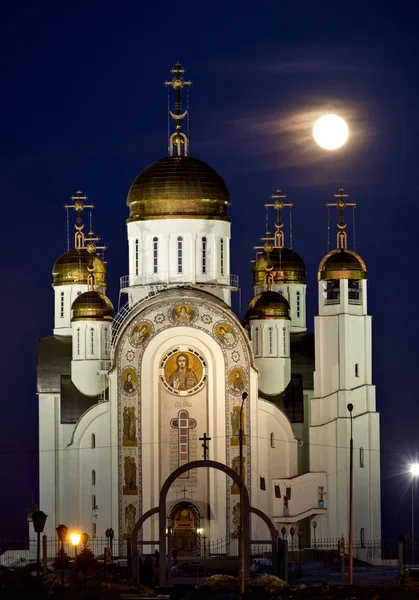 Orthodox cathedral in Magnitogorsk and full moon — Stock Photo, Image