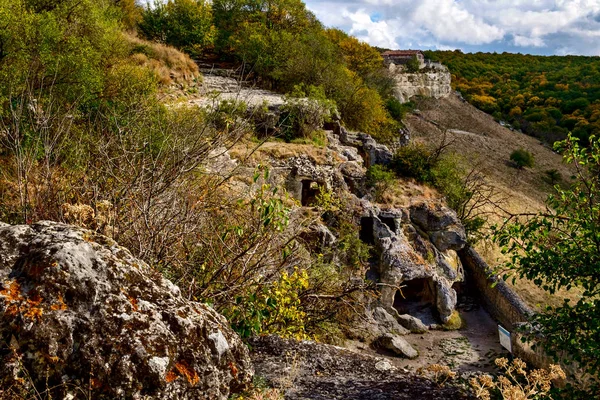 Ruínas da caverna-cidade Chufut-Kale perto de Bakhchisaray, Crimeia — Fotografia de Stock