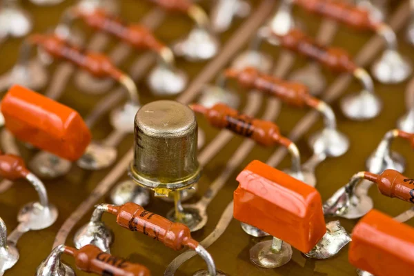 Componentes electrónicos en la placa de circuito —  Fotos de Stock