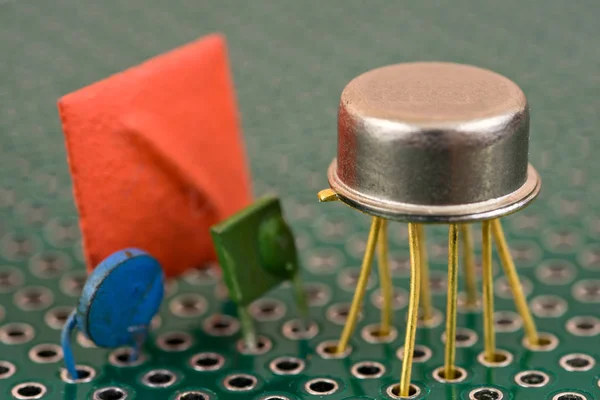Componenti elettronici su circuito stampato — Foto Stock